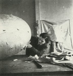 Vízlépcső léggömbök javítása, 1943.