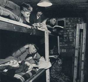 Iskolás kollégium, 1941 alkotó: Cecil Beaton