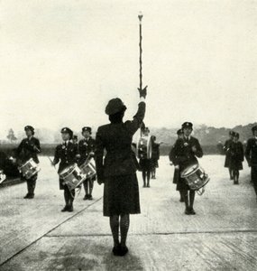 W.A.A.F. Band on Parade, 1943. alkotó: Cecil Beaton