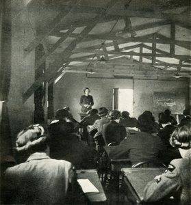 W.A.A.F. Tiszti előadások, c1943. alkotó: Cecil Beaton