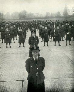 W.A.A.F. Tisztek az oktatóiskolájukban, 1943. alkotó: Cecil Beaton