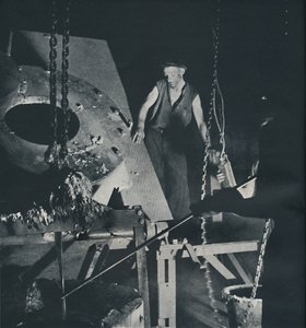 Dolgozó egy repülőgépgyárban, ötvözet előkészítéssel, 1941 alkotó: Cecil Beaton