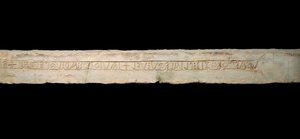Kelta művészet: „” tisztelgés az istenségek előtt”” Síros felirat kelta ábécével (Ogham). az olaszországi Come régióból. vége 6. eleje Kr.e. 5. század. Homályos. 365x19x33 cm Como, Museo Civico Archeologico Paolo Giovio alkotó: Celtic