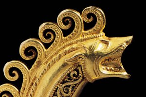 Nagyon fontos La Tene harcos fibula, részlet (arany) (lásd még: 1065822-7) alkotó: Celtic