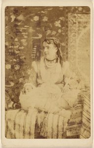 Cirkeszi szépség. alkotó: Centennial Photographic Co.