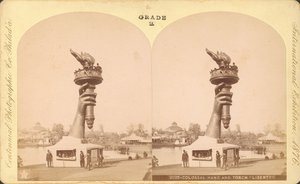 Kolosszális kéz és fáklya, Liberty, Centennial Exhibition, Philadelphia alkotó: Centennial Photographic Co.