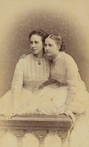 Alexandra Iossifovna orosz (szül. Alexandra szász-altenburgi hercegnő) és Olga Constantinovna orosz – Alexandra Iosifovna nagyhercegnő (1830-1911) és Olga Constantinovna orosz nagyhercegnő (1851-1926) portréja, Bergamasco, Charles (Ka) alkotó: Charles Bergamasco