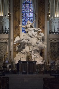 Belső kilátás a Chartres-i katedrálisra, a Mesteroltárra (Charles Antoine Bridan Nagyboldogasszony szobra alkotó: Charles Antoine Bridan