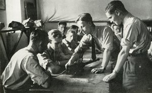 A RAF személyzete a fegyverekről tanul, 1941.