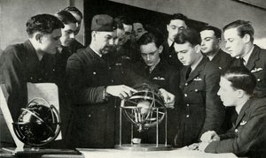 A RAF személyzete navigációt tanult a második világháború alatt, 1941.