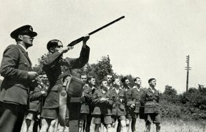 A RAF-személyzet fegyverrel lőni tanult a második világháború alatt, 1941.