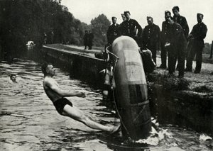 A RAF személyzete megtanulja használni a gumicsónakot, 1941.