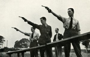 Revolvergyakorlat az Alapfokú Repülőképző Iskolában, 1941.