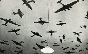 Katonai repülőgépek sziluettjei egy RAF kiképzőiskolában a második világháború idején, 1941.
