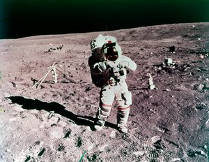 John Young űrhajós a Hold felszínén, Apollo 16 küldetés, 1972. április. alkotó: Charles Duke