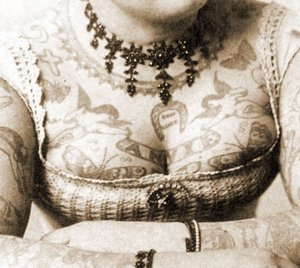 Közelkép Annie Howard mellkasáról, 1898 körül (kabinetfotó)