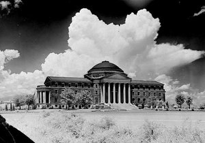 A Southern Methodist University Dallas Halljában alkotó: Charles Erwin Arnold