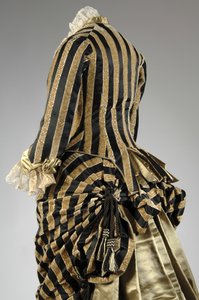 Estélyi ruha, 1884 körül (hátul ferde részleges nézet). Selyem szatén és vágott bársony, csipke, selyemszál bojt és rojt. Charles Frederick Worth, Franciaország. alkotó: Charles Frederick Worth