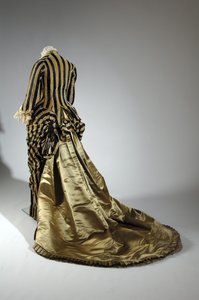 Estélyi ruha, 1884 körül (hátul ferde nézet). Selyem szatén és vágott bársony, csipke, selyemszál bojt és rojt. Charles Frederick Worth, Franciaország.