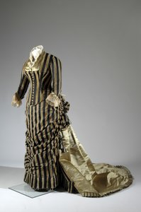 Estélyi ruha, 1884 körül (oldalról ferde nézet). Selyem szatén és vágott bársony, csipke, selyemszál bojt és rojt. Charles Frederick Worth, Franciaország. alkotó: Charles Frederick Worth