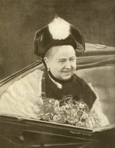 Viktória királynő mosolyogva, éppen átvett egy csokor virágot, Wight-sziget, 1887 körül (f/w fotó)