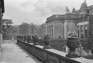 Faragott kővázák, East Terrace (f/w fotó) alkotó: Charles Latham