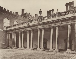 Hampton Court Palace, oszlopcsarnok a Kings bejáratához alkotó: Charles Latham