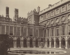Hampton Court Palace, a Fountain Court alkotó: Charles Latham