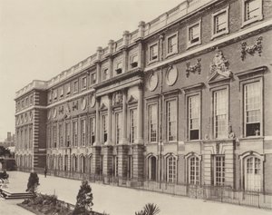 Hampton Court Palace, a River Front alkotó: Charles Latham