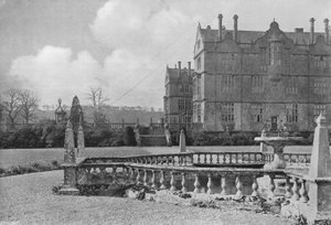 A tó a Privy Gardenben alkotó: Charles Latham