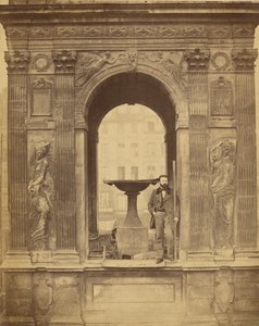 [Azonosítatlan férfi pózol a Fontaine des Innocents-nál] alkotó: Charles Marville