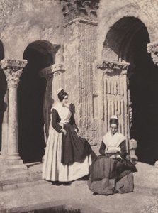 Arles-i nők a Saint-Trophime kolostor kerengőjében alkotó: Charles Nègre