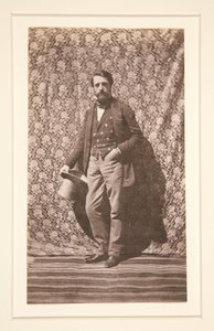 Álló férfi portréja kalappal alkotó: Charles Nègre