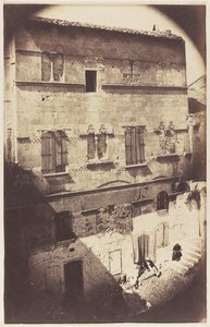Egy román stílusú ház homlokzata Saint-Gilles du Gardban alkotó: Charles Nègre