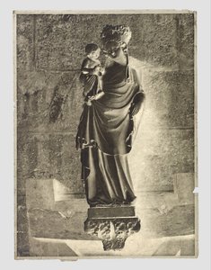 Mária gyermekével szobra a Notre-Dame-ban, Párizs