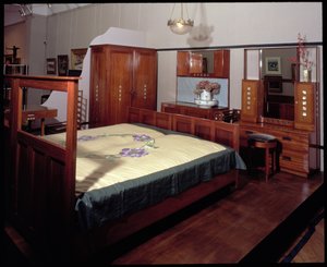 Hálószobalakosztály a 78 Derngate, Northampton vendég hálószobához, gyártó: W. J. Bassett-Lowke, 1917 (mahagóni fa)