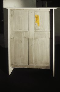 Fehér szekrény Mrs. Rowat számára, 1902 (fa, ólomüveg, zománc) alkotó: Charles Rennie Mackintosh