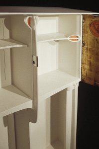 Fehér szekrény Mrs. Rowat számára, 1902 (fa, ólomüveg, zománc) alkotó: Charles Rennie Mackintosh