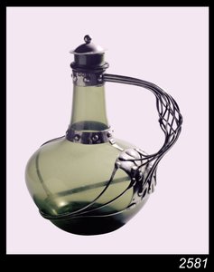 Ezüstre szerelt zöld üvegpohár, a Kézműves Céh gyártói jelzésével, 1901 (üveg és ezüst)