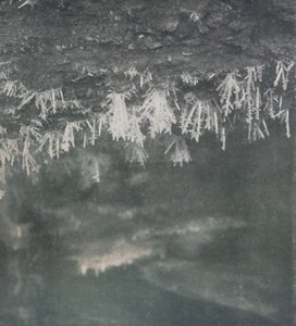 „Jégkristályok egy barlang tetején az Alpha folyó csúcsán”, 1911, 1913 alkotó: Charles S Wright