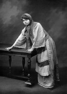 Jane Rosni-Derys francia színésznő Sonia Randzew szerepében a "Les revoltes" című darabban, Párizs, Cheri Rousseau és Glauth fotója a "Le theatre" című francia lapból, 1908. december