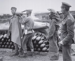 Légibombákat raktározó kínai egység egy franciaországi hadianyagraktárban alkotó: Chinese Photographer