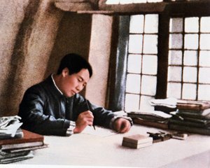 Mao egy yenani barlangban írja „A hosszan tartó háborúból” című művét alkotó: Chinese Photographer