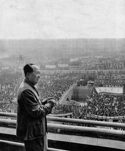 Mao Ce-Tung kínai államfő (Mao Ze-Dong vagy Mao Zedong vagy Mao Ce-Tung vagy Mao Tse-Tung) (1893-1976) portréja a Kommunista Párt megemlékezésén. Kína, 1960 körül.