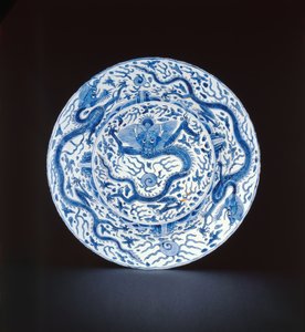 Kék-fehér edény sárkányokkal festve, Wanli vagy Chongzheng, 1600-35 (porcelán)
