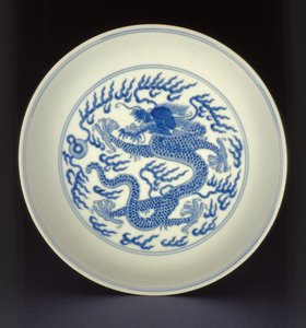 Kék-fehér porcelán edény sárkánnyal festve, Qianlong jellel és korszakkal, 1736-1795 (porcelán)
