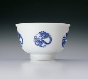 Tál, sárkánygömbökkel díszítve, Kangxi jelzéssel és 1662-1722-es korszakkal (porcelán kék alámázzal) (lásd még: 142285)