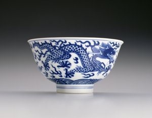 Tál sárkányokkal és hullámokkal, Xianfeng márka és 1851-61 közötti időszak (porcelán kék aláfestéssel) (lásd még: 142299)