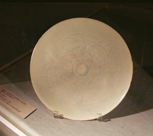 Tál bekarcolt virágdíszítéssel, Nanchangból, Jiangxi tartományból, Szung-dinasztia, 12-13. század (porcelán)
