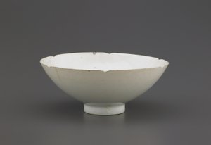 Vágott peremű tál, Jingdezhen, Jiangzi tartomány, Északi vagy Déli Song-dinasztia (kerámia)